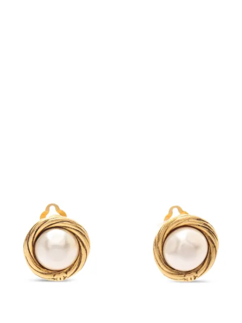 CHANEL Pre-Owned 1986-1988 faux-pearl clip-on earrings Gold 1050098
