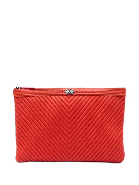 CHANEL Pre-Owned 2016-2017 Large Chevron Lambskin Double Stitch Boy O Case clutch bag Red ZNX1MWKRZNT1BPHR