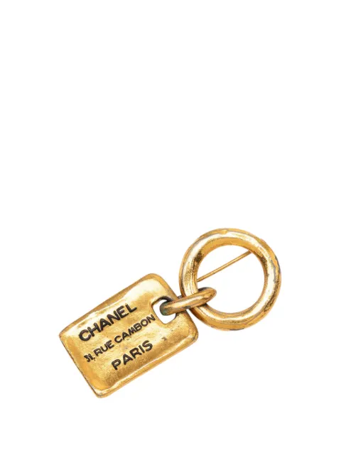 CHANEL Pre-Owned 1950-1970 Gold Plated Rue Cambon Tag Brooch costume brooch Gold BRI2ADGBUDNPQV3A