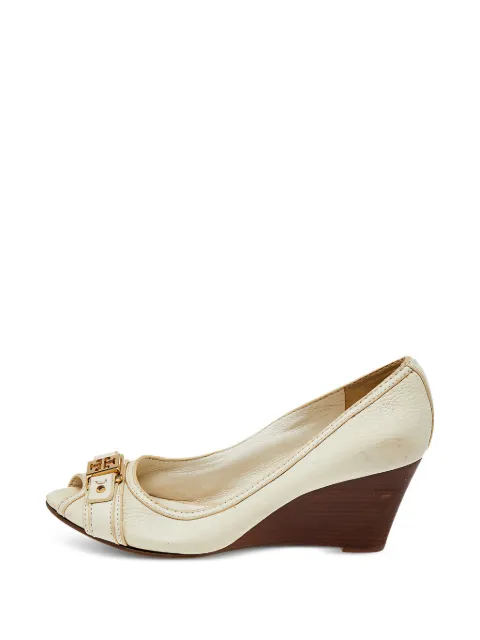 Tory Burch logo-plaque peep-toe pumps Neutrals 499775