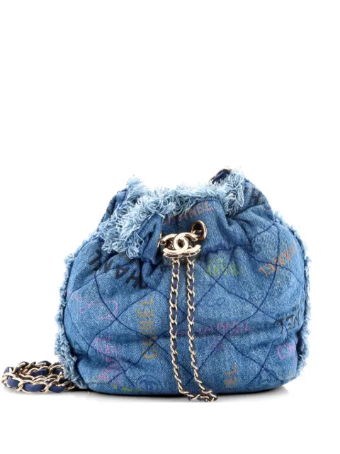 CHANEL Pre-Owned Denim Mood Chain Logo Printed Quilted Fringe Denim Medium bucket bag Blue BSMPZF96NEPZYQMQ