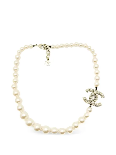 CHANEL Pre-Owned 2014 Pearl CC Logo necklace Neutrals CHPRLOGONKL