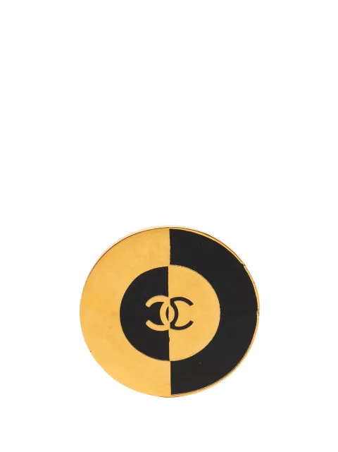CHANEL Pre-Owned 1950-1970 CC Gold Plated and Enamel Round Brooch costume brooch Gold C2YVL8D4GZIOB02R