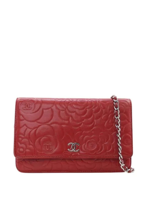 CHANEL Pre-Owned 2014-2015 CC Embossed Lambskin Camellia Wallet On Chain crossbody bag Red UF4W9Z6HLL4QWLBW