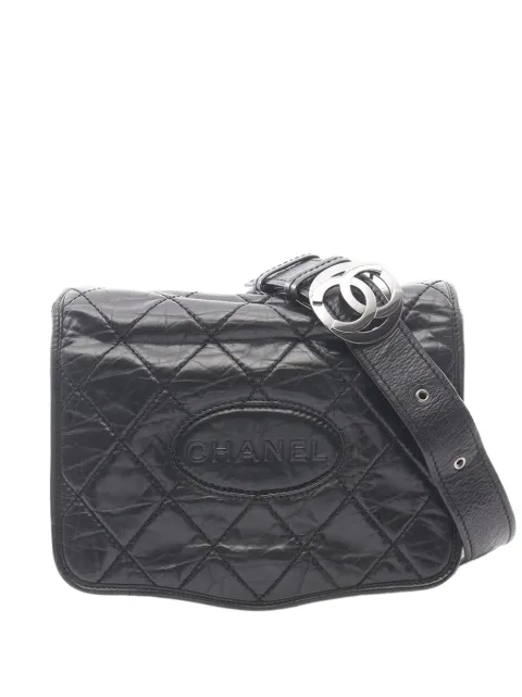 CHANEL Pre-Owned 2005-2006 CC Aged Calfskin Logo Flap Messenger Bag crossbody bag Black PEAJKIVB8C9VW7S2