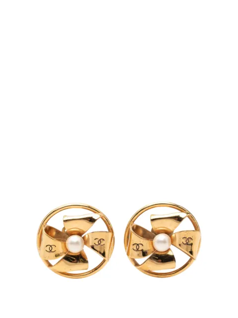 CHANEL Pre-Owned 1950-1970 CC Gold Plated Faux Pearl Pinwheel Ribbon Clip On Earrings costume earrings Gold VE97Z6Y0XPZOMNP3