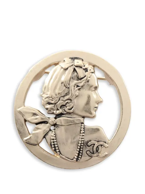 CHANEL Pre-Owned 1986-1988 Mademoiselle round mark brooch Gold 1055852