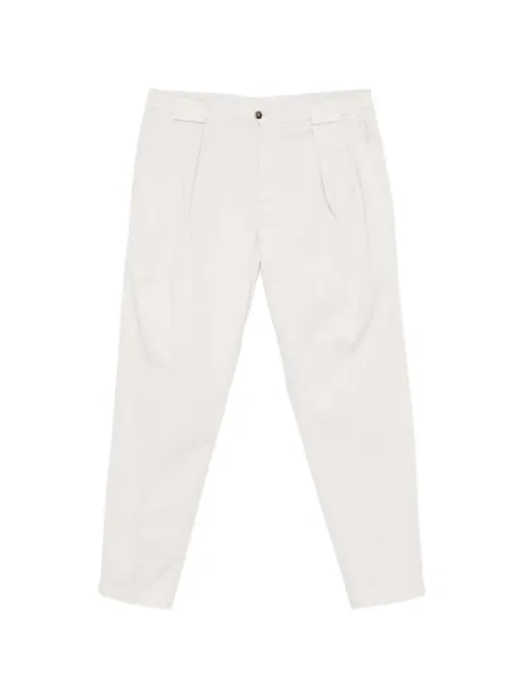 VELA SHOP pleated-detail tapered trousers White VETIR8135S26