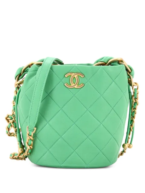 CHANEL Pre-Owned Entwined Chain Top Handle Drawstring Quilted Shiny Lambskin Small bucket bag Green 4DVCHZ1Y4L2AFTQG