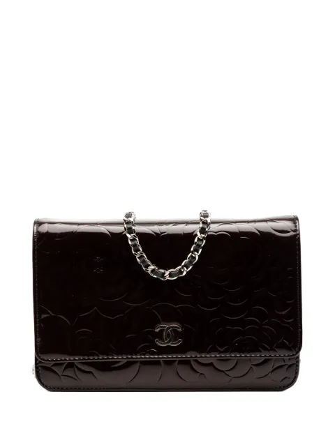 CHANEL Pre-Owned 2010-2011 CC Embossed Patent Camellia Wallet On Chain crossbody bag Brown 5B8KT4PSBWUEXI8Q