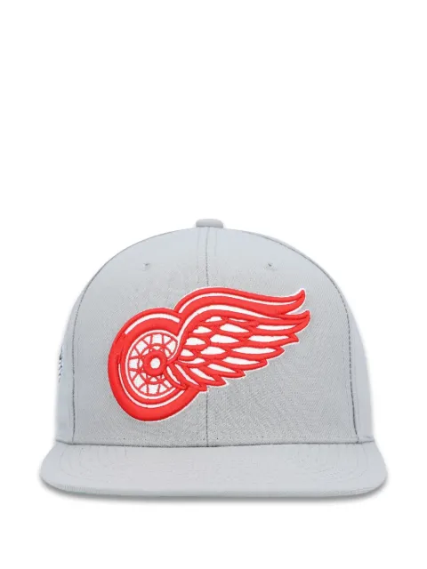 Mitchell & Ness Detroit Red Wings NHL Alternate Flip snapback cap Grey 6HSSDX22015DRWGREY