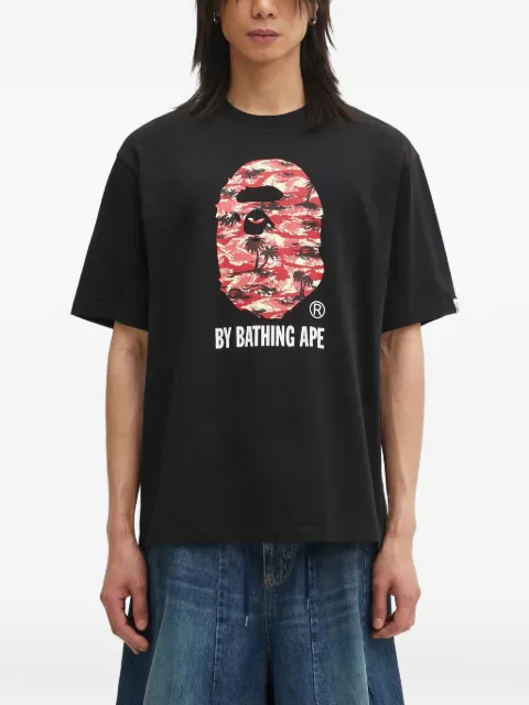 A BATHING APE® graphic-print crew-neck T-shirt Black 1L30110341