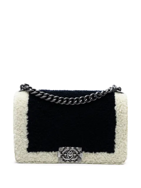 CHANEL Pre-Owned 2015-2016 Old Medium Bicolor Shearling Boy Flap crossbody bag Black 2JC5IG601P1L53QS