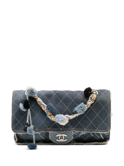 CHANEL Pre-Owned 2014-2015 Paris Dubai Medium Quilted Denim Pompom Flap shoulder bag Blue 8OPB345CVP1JW7R8