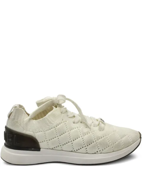CHANEL Pre-Owned quilted low-top sneakers White NAPPUHKSH365733W