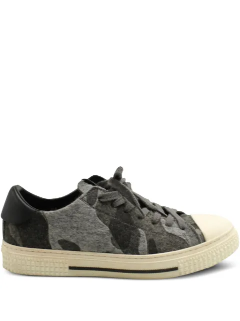 Valentino Garavani Pre-Owned camouflage-print cap-toe sneakers Grey MRPPUGBSH182089M