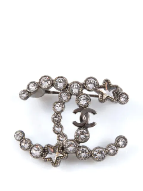CHANEL Pre-Owned 2000s crystal-embellished logo brooch Silver 15016117