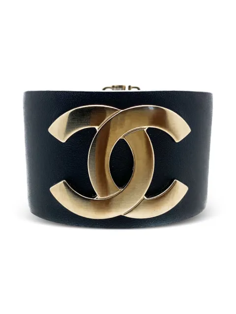 CHANEL Pre-Owned 2017 leather interlocking CC logo cuff bracelet Gold CHANBLUECUFF