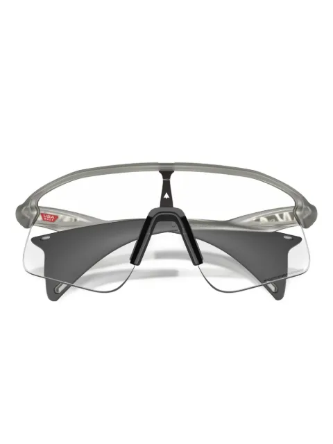 Oakley oversized-frame clear-lens sunglasses Grey OO9517
