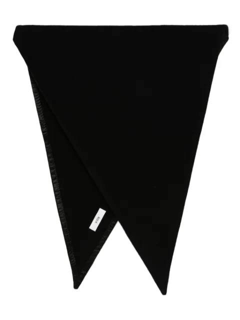 Rier triangular scarf Black AXS30