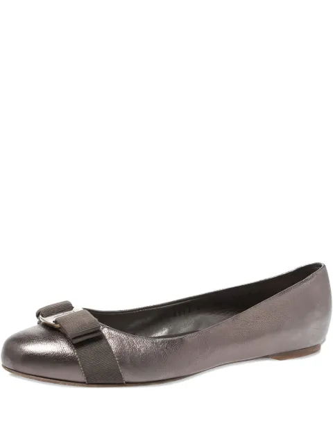 Ferragamo Pre-Owned Vara Bow leather flats Grey 326199