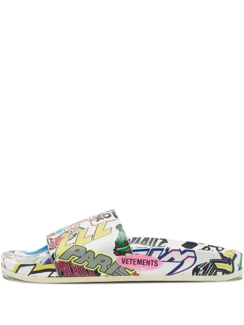 VETEMENTS graphic-print leather slides White 1130018
