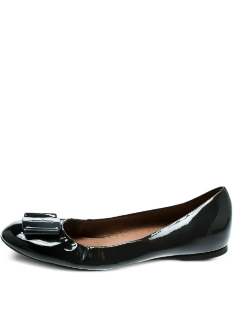 Ferragamo Pre-Owned 2023 patent leather bow ballet flats Black 182017