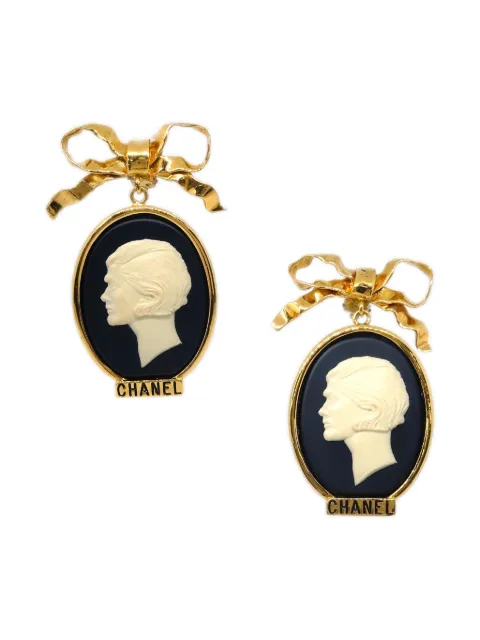 CHANEL Pre-Owned 1990-2000s cameo clip-on earrings Gold ER114625