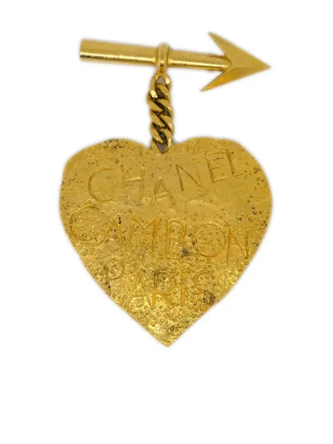 CHANEL Pre-Owned 1993 logo-engraved heart brooch Gold B93P