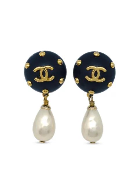 CHANEL Pre-Owned 1996 logo faux-pearl clip-on earrings Black ER96C