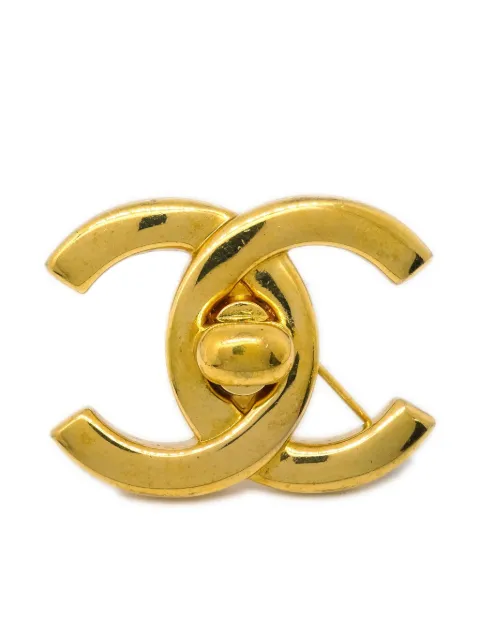 CHANEL Pre-Owned 1996 CC turn-lock brooch Gold B96P
