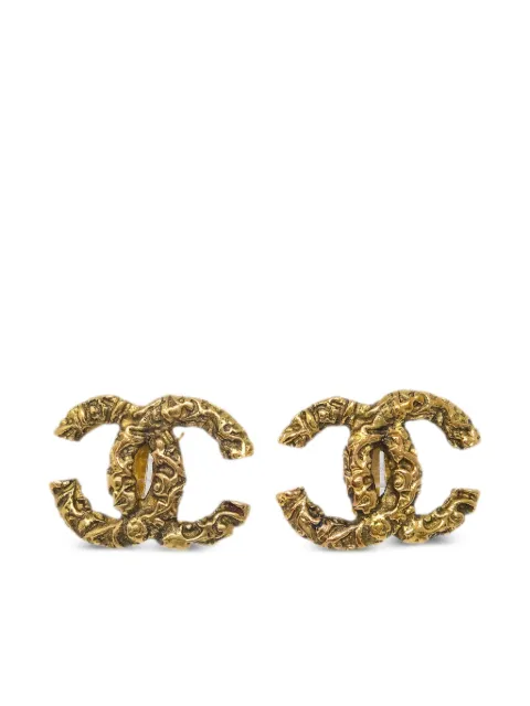 CHANEL Pre-Owned 1993 embossed finish CC clip-on earrings Gold ER93A