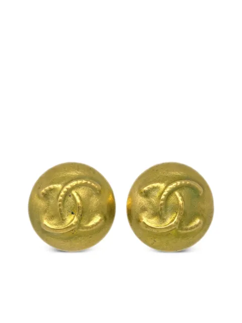 CHANEL Pre-Owned 1995 CC-embossed button clip-on earrings Gold ER95C