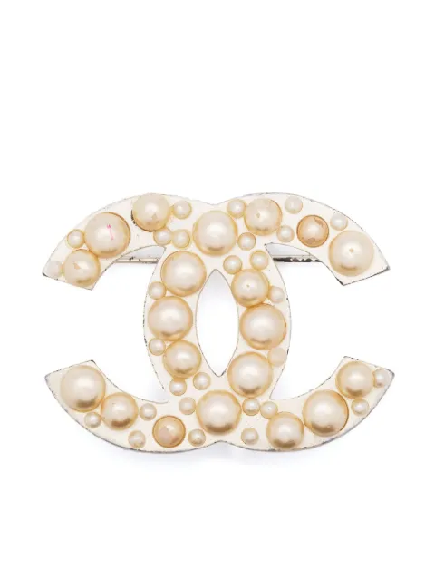 CHANEL Pre-Owned 2003 CC-shaped pearl-embellished brooch White 1501428