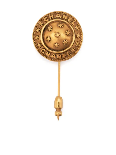 CHANEL Pre-Owned 1980s logo-embossed circular brooch Gold 1501427