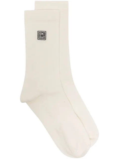 TOTEME logo-intarsia ribbed-knit socks White 241WSG1579YA0049070