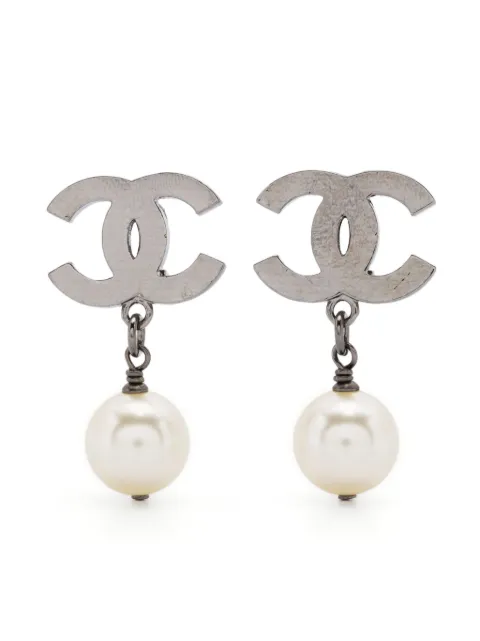 CHANEL Pre-Owned 2010 CC faux-pearl clip-on earrings White 1501241