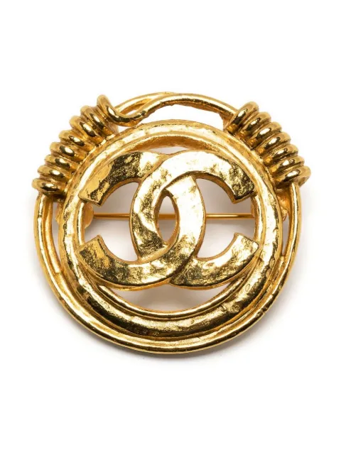 CHANEL Pre-Owned 1994 CC round brooch Gold B94P