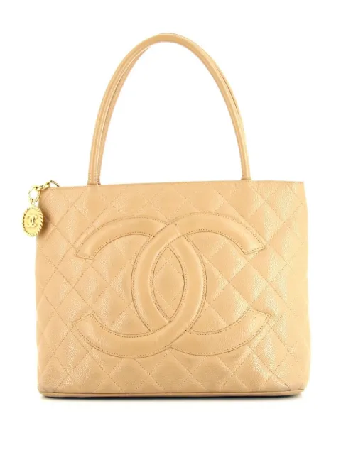CHANEL Pre-Owned Medallion quilted handbag Neutrals 383614