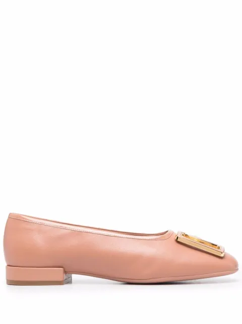 Ferragamo embossed-logo plaque ballerina shoes Pink 748874