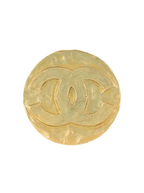 CHANEL Pre-Owned 1995 round CC brooch Gold B95P